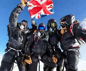 Weszli na Everest błyskawicznie! Wcześniej coś wdychali