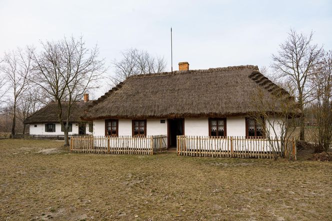 Niezwykła wieś w Łódzkiem. Znajdziesz tam drewniane chaty pokryte strzechą i pierwszy na świecie most