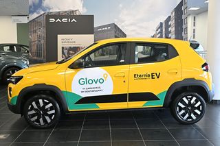 Żółte Dacie Spring na ulicach Warszawy. Wynajem w cenie roweru elektrycznego 