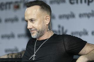 Nergal przed komendą w wulgarnej maseczce. Tak obraża PiS [ZDJĘCIE]