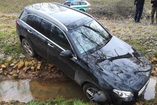 Nie zajechał daleko kradzionym SUV-em. Utknął w kanale podczas ucieczki