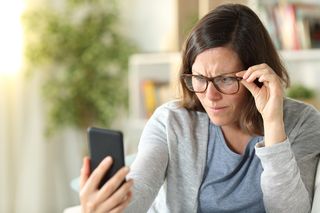 Zaczynasz widzieć wyraźniej tylko, gdy oddalisz telefon? To może być prezbiopia