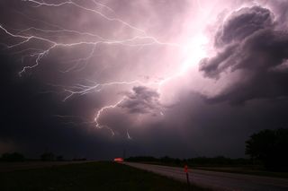 Zbliżają się burze. IMGW wydało ostrzeżenia 