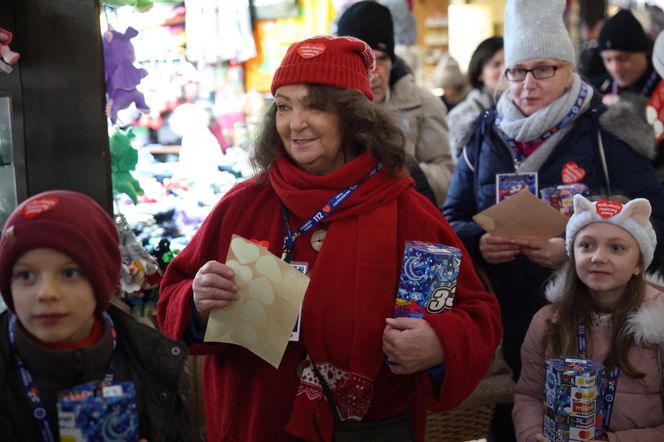 Kraków. Aktorka i prezeska fundacji Mimo Wszystko Anna Dymna kwestuje na krakowskim Rynku, w ramach 33. Finału Wielkiej Orkiestry Świątecznej Pomocy.