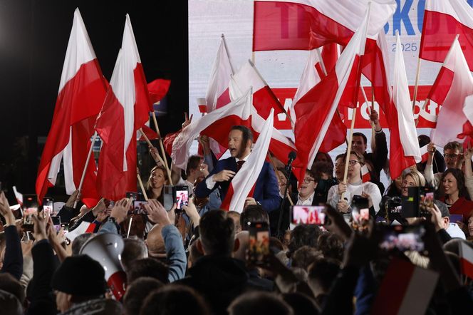 Wyszli z TVP po debacie. Trzaskowski i Nawrocki twarzą w twarz z kamerami