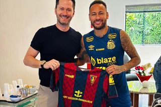 Neymar z koszulką Pogoni Szczecin. Zdjęcie z brazylijską gwiazdą podbija Internet 