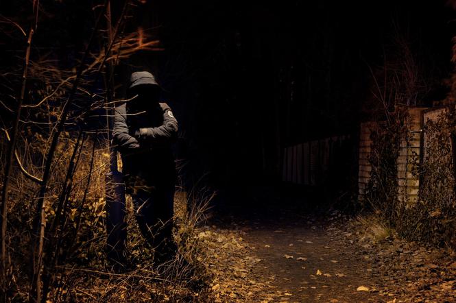 Napad w Krakowie. 19-latek rzucił się na trzech mężczyzn. Żaden nie dał mu rady