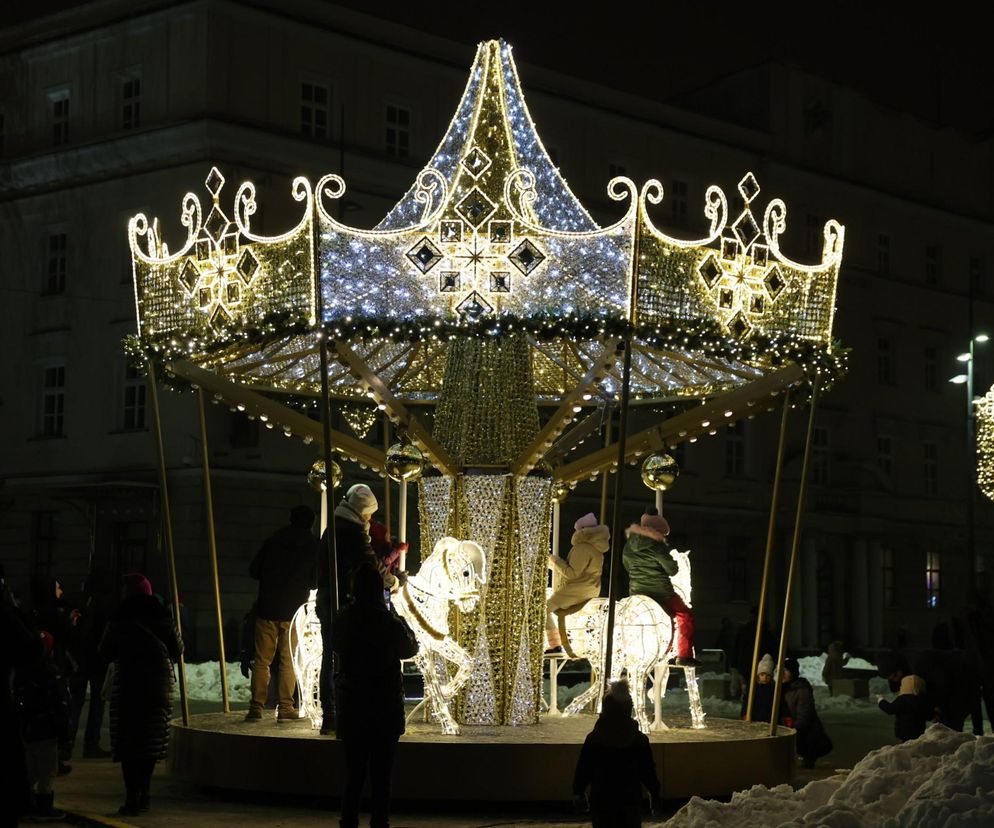 Świąteczna karuzela dołączyła do iluminacji bożonarodzeniowej w Lublinie