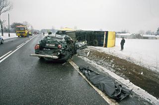 WYPADEK pod MSZCZONOWEM. TIR zmiażdżył osobówkę. ZGINĘŁA młoda DZIEWCZYNA