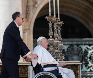 Papież Franciszek pojawił się na placu Świętego Piotra 