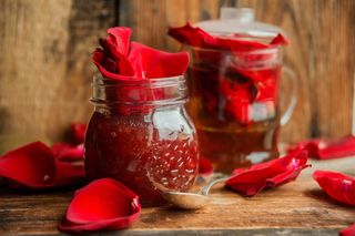 Konfitura z płatków róży – aromatyczna klasyka zamknięta w słoiku