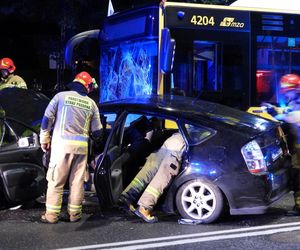 Drogowa demolka we Włochach. Wjechał pod autobus, trafił do szpitala i dostał mandat