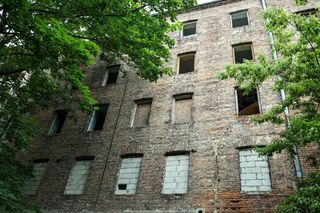 Ta zrujnowana kamienica w Warszawie straszy od lat! Teraz powstaną tu nowe mieszkania