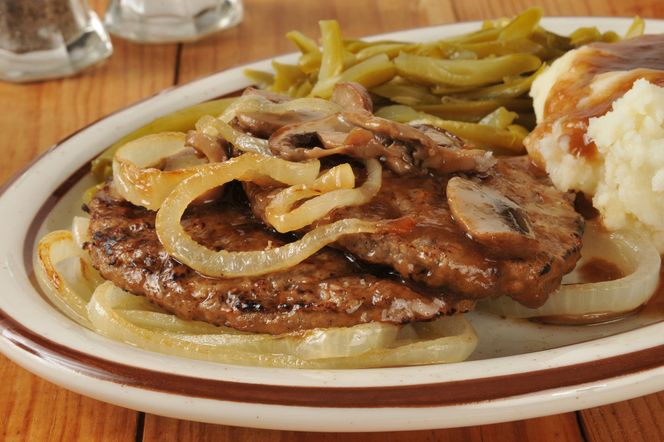 Bryzol z cebulką i pieczarkami: przepis na przebój PRL