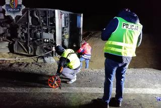 Jedna osoba zginęła, 25 zostało rannych! Kierowca autobusu jechał za szybko!