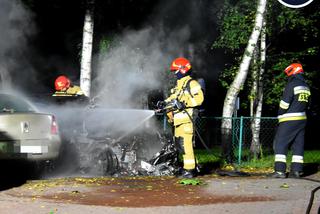 Mercedes płonął jak pochodnia. Pożar auta na Woli