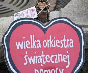 Wrocław. Wiceprezydent miasta Renata Granowska odsłania nowego krasnala - WOŚPKA