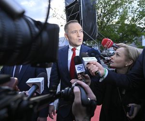 Karol Nawrocki przyjechał do TVP. Symboliczny gest i mocne wsparcie z zaplecza