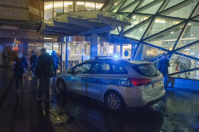 Tragedia w Złotych Tarasach w Warszawie. Nie żyje młody mężczyzna