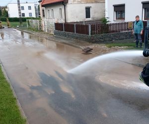 Samochody zatopione do połowy! Oberwanie chmury nad Polską. Ostrzeżenia IMGW