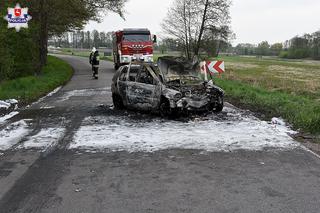 Po zderzeniu czołowym Polo stanęło w płomieniach! Sprawcą wypadku był poszukiwany mężczyzna z Radomia