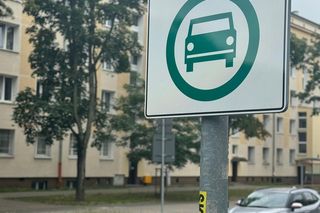 Nowe znaki w Warszawie. Nie wszyscy kierowcy wiedzą, co oznaczają. Grozi wysoki mandat 