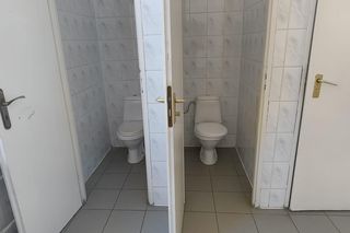 Toalety bez drzwi, składziki zamiast klas! Podstawówka jak z koszmaru 