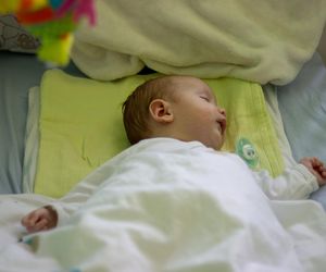 Jak rozpoznać, że niemowlęciu jest zimno w nocy? 4 ważne sygnały