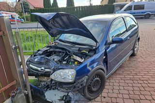 Opel wypadł z jezdni i uderzył w ogrodzenie. Kraksa pod Tarnowem