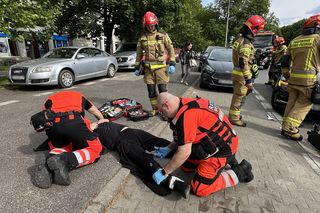 Motocyklista zderzył się z oplem i huknął w forda. Poważny wypadek na Pradze-Północ
