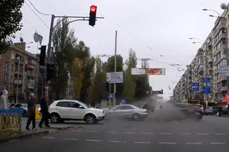 Mocne uderzenie! Nigdy nie wjeżdżaj na czerwonym świetle - WIDEO