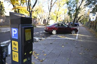 Dlaczego nie ma opcji płatności gotówką?. Spór wokół parkometrów w Warszawie