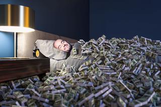 Szef wysłał mu niechcący 286 pensji. Obiecał zwrócić, lecz... tyle go widziano