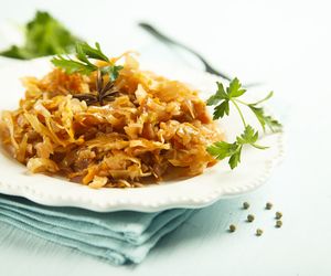 Tradycyjna zasmażana kapusta kiszona: przepis babci na jarską przystawkę