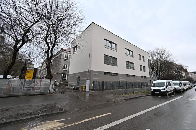 Absurd roku w Warszawie? Postawili płot tuż przy elewacji budynku. "Tak musiało być" 