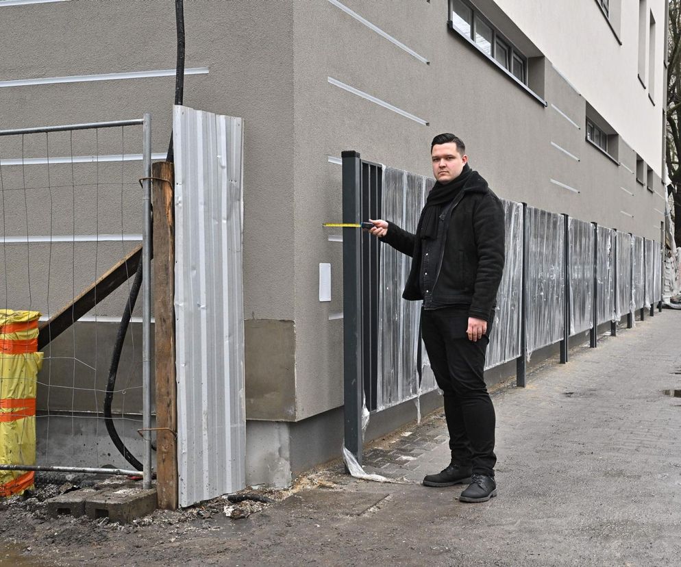 Absurd roku w Warszawie? Postawili płot tuż przy elewacji budynku. Tak musiało być 