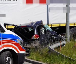 Tragiczny wypadek w Gostyninie. Wjechała toyotą pod tira. Nie żyje