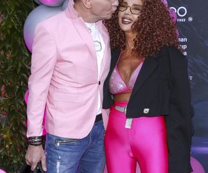 58-letnia Ewa Minge podciągnęła rajtuzy pod sam biust. Stanik od bikini i obcisłe legginsy zrobiły swoje. Tylko zerknijcie!