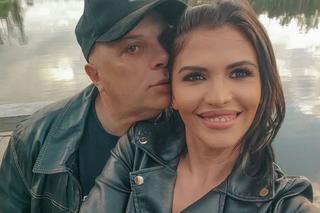 Internauci kpią z dziąseł nowej partnerki Krzysztofa Skiby! Muzyk zafunduje jej operację plastyczną?!