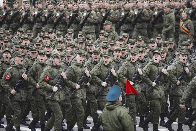 Putin gromadzi sprzęt 50 km od granicy z NATO! Wszystko widać na zdjęciach!