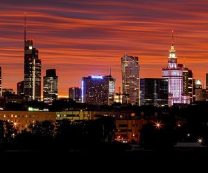 Noc wieżowców. Panorama Warszawy widziana nocą z tarasów, dachów i barów na wysokościach