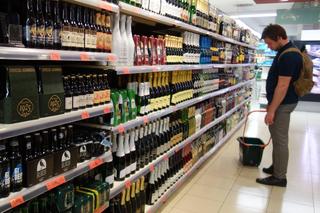 Ukradł paluszki rybne, żeby zatuszować kradzież alkoholu. Sprytny plan spalił na panewce
