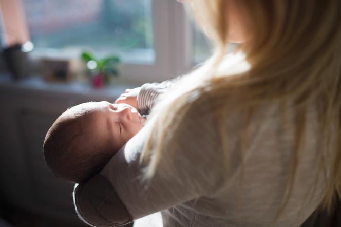 Czy niemowlęta można kołysać? Prawdy i mity o noszeniu i bujaniu dzieci