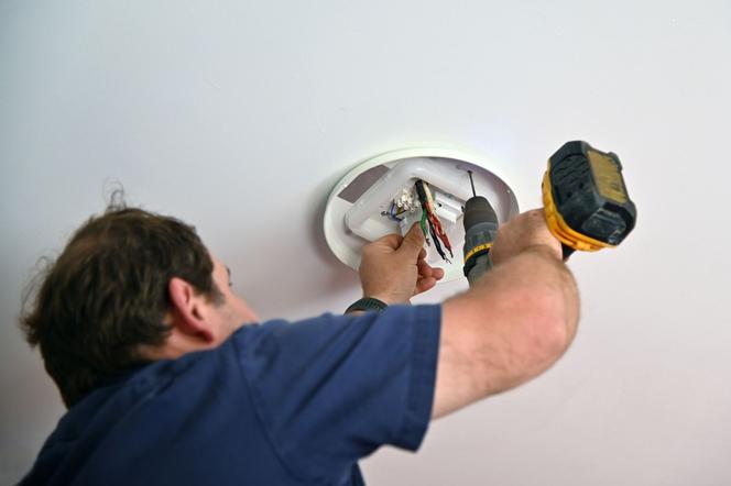 Jak wykonać instalację wtynkową? Czym się różni od instalacji podtynkowej i natynkowej?